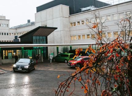 Mikkelin keskussairaala syksyisessä kelissä.