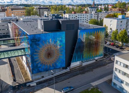 Etelä-Savon hyvinvointialueella noin 300 työntekijän tehtäviin on tulossa muutoksia. Ilmakuva Mikkelin keskussairaalasta.