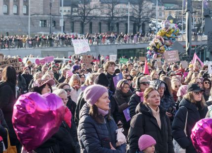 Naistenpäivän marssin yleisöä Helsingin Kansalaistorilla.