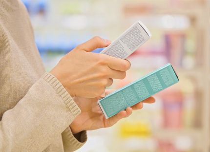 Naisvaltaisten alojen palkansaajien ostovoima on kohentunut ammattiliittojen neuvottelemien palkankorotusten ansiosta – kuvassa henkilö vertailee tuotteita kaupassa.