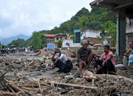 Tehy tahtoo auttaa Nepalin tulvan uhreja. Järjestö tukee Punaisen Ristin avustustyötä alueella 10 000 eurolla. Nepalilaiset pelastavat omaisuuttaan tulvien jäljiltä Devighatissa Nuwakotin alueella 31. elokuuta 2026. Äkilliset tulvat ovat tuhonneet kyliä ja vaatineet satoja ihmishenkiä.
