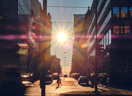 Suomessa liikkuvista vaarallisista huumausaineista varoittaa NOPSA-verkkopalvelu. Kuva kaupungin kadusta auringonnousun aikaan.
