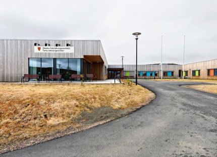 Vuonna 2014 valmistuneen Tana Omsorgssenterin, Deanu fuolahusguovddášin puinen, ajan myötä patinoituva pinta on osa paikallista rakennusperinnettä. Tenon hoivakoti.