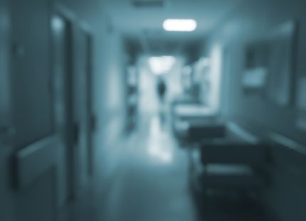 Sairaalan käytävä. Himmeä valo ja epätarkka kuva.