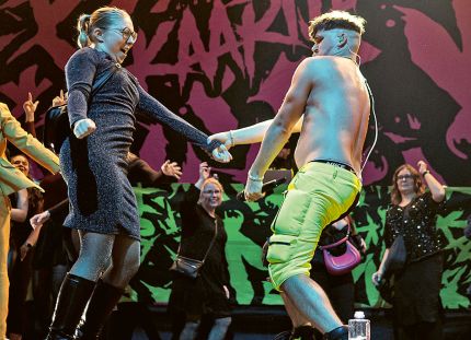 Varpu Ojutkangas tanssii lavalla Käärijän kanssa.