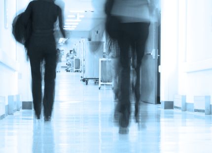Oysin psykiatrian tiloissa vakavia sisäilmaongelmia. Kuva sairaalan käytävästä, jota pitkin kävelee kaksi hahmoa.