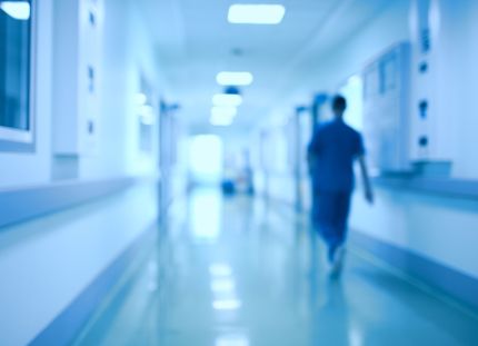 Psykiatrinen potilas pahoinpiteli sairaanhoitajan. Käräjäoikeus piti sairaala Novassa tapahtunutta väkivaltaa voimakkaana ja tuomitsi potilaan maksamaan sairaanhoitajalle 3 500 euroa korvauksia. Kuvituskuva, jossa hoitaja kävelee sairaalan käytävää poispäin kamerasta.