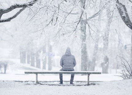 ja istui ja istui ja istui penkillä tuo orpo ihminen