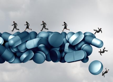 Kuvituskuva hahmoista, jotka tasapainottelevat pilleripinon päällä ja loppupäästä hahmoja putoaa.