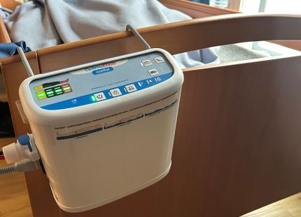 Painehaavoja ehkäisevä painepatja vanhuksen sängyssä.