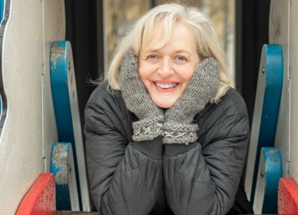 Eva Siitonen lasten leikkipaikalla.