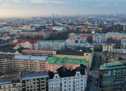 Ilmakuva Helsingin kaupungista. Yli 15 000 työntekijän palkankorotusten maksu viivästyi Helsingin kaupungilla vuonna 2025. Tehy vei asian työtuomioistuimeen.