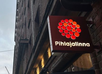 Pihlajalinna Oyj:n muutosneuvottelut ovat päättyneet. Pihlajalinnan logo rakennuksen seinällä.