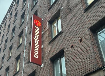 Pihlajalinnan logo rakennuksen kyljessä.