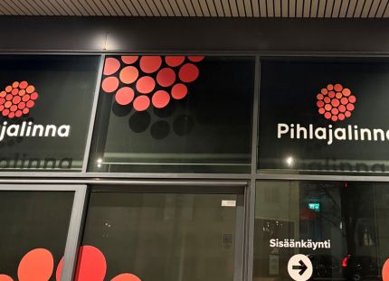 Pihlajalinna aloittaa muutosneuvottelut Pirkanmaalla. Pihlajalinnan logo rakennuksen ikkunassa.