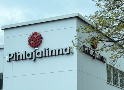 Pihlajalinnan Terveyspalveluita koskeneet muutosneuvottelut johtavat arviolta 220 tehtävän päättymiseen.  Pihlajalinnan logo rakennuksen seinässä.