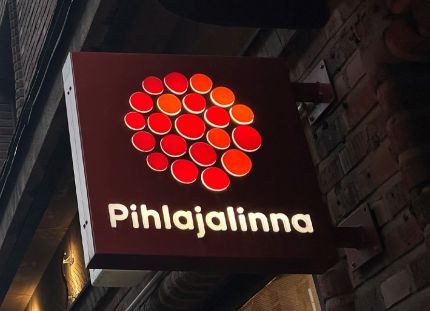 Pihlajalinna vähentää henkilöstöä Pohjois-Pirkanmaalla. Pihlajalinnan logo rakennuksen seinässä.