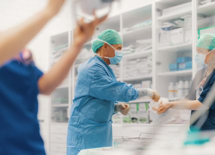 Potilasvakuutuskeskukselle tehtiin vuonna 2025 ennätykselliset 10 800 potilasvahinkoilmoitusta. Kuvassa hoitajat tekevät leikkausvalmisteluja leikkaussalissa.