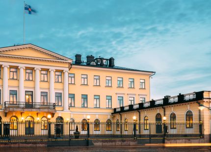 Presidentinlinna Helsingissä yövalaistuksessa kuvattuna.