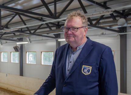 Osmo Metsälä ratsastushallissa.
