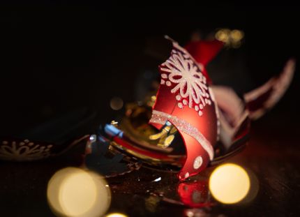 Rikkinäinen joulupallo lattialla.