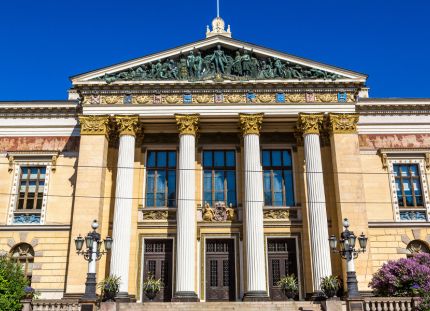 Tehyn mukaan hyvinvointialueiden jatkuvat säästöt, henkilöstövähennykset ja yhteistoimintaneuvottelut heikentävät sote-palvelujen lisäksi Suomen huoltovarmuutta. Helsingissä Säätytalon julkisivu kauniina kesäisenä päivänä.
