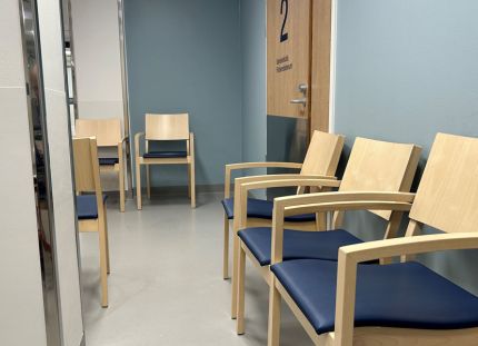 Sairaalan odotustilassa rivi tyhjiä tuoleja.