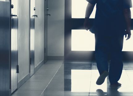 Satakunnan hyvinvointialueen sote-toiminta-alueita koskeneet yt-neuvottelut saavat jatkoa uusilla neuvotteluilla kuntoutuksen uudistamisesta. Sairaalan hämäeä käytävä, jota pitkin henkilö kävelee poispäin.