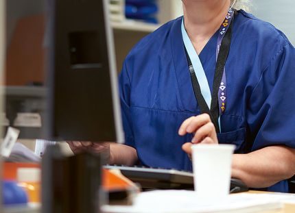 Sairaanhoitaja kirjaamassa tietoja tietokoneelle. Nykyiset tietojärjestelmät eivät tue sairaanhoitajien mukaan riittävästi monialaista kirjaamista.