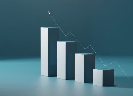 Sairaanhoitajien tehtäväkohtaisten palkkojen keskiarvo hyvinvointialueilla on lähes 3 200 euroa. Kasvavat palkit rivissä kuvaavat palkan nousua.