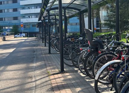 Sairauspoissaolojen määrä on pysynyt kunnissa lähes ennallaan viime vuodet. Työmatkalaisten pyöriä katoksen alle parkkeerattuna.