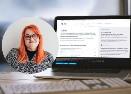 Millariikka Rytkönen ja taustalla näkyy kannettava tietokone, jonka näytöllä on STT:n verkkosivut.