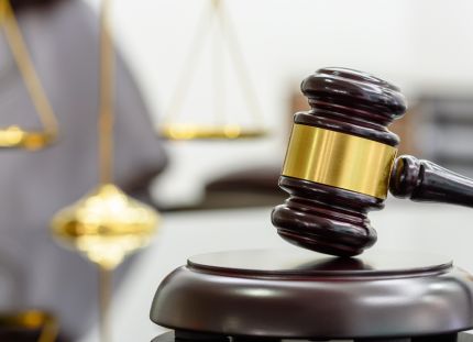 SASK valittaa rahoitusleikkauksesta hallinto-oikeuteen. Tuomarin nuija pöydällä.