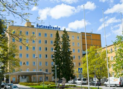 Satasairaala keväisessä ilmassa kuvattuna.