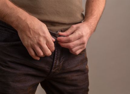 Mies avaamassa housujensa nappeja. Pirkanmaan käräjäoikeus tuomitsi seksuaalisesta ahdistelusta puolen vuoden ehdolliseen vankeuteen miehen, joka oli lähetellyt kuvia sukuelimestään 22 naiselle sekä puhelimella että sähköpostilla. 