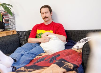 Martin Sirén sohvalla.