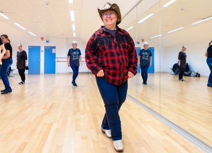 Sairaanhoitaja Anu Vänskä tanssii kantririvitanssia.