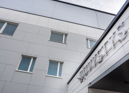 Siun sote aloittaa koko henkilöstöä koskevat yt-neuvottelut. Puhuttu on jopa 260 henkilötyövuoden säästöistä. Siun soten J"-laajennuksen päivystyksen kuva rakennuksen ulkosivusta.