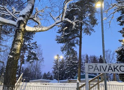 Hallitus avaisi sosionomeille uuden väylän päiväkodin johtajaksi. Päiväkodin talvinen piha.