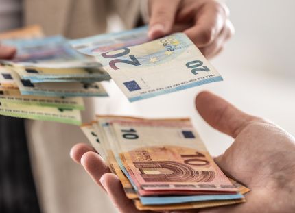 Seteleitä kädestä toiseen. 