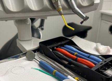 Suun terveydenhuollon hoitotakuu toteutuu Pohjanmaalla – uhkasakko poistettu. Suuhygienistin työvälineitä hammaslääkärissä.