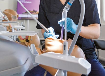 Suun terveys vahvemmin osaksi hoivatyötä – ministeriön työryhmä pohtii ohjeistuksia. Opiskelija harjoittelemassa suunhoitoa mallinuken kanssa.