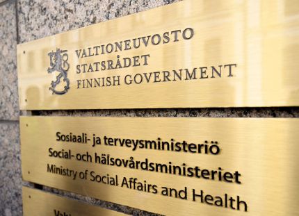Sosiaali- ja terveysministeriön kyltti rakennuksen seinässä. Tehyn vaikuttamistyö toi lisäaikaa ammattihenkilölain uudistukseen.