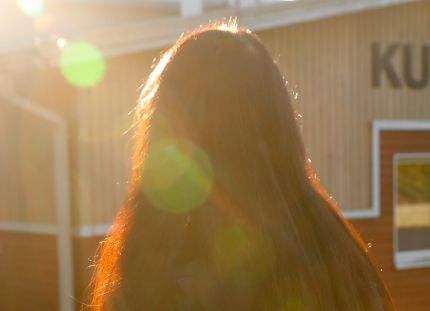 Nina Päivölä entisen työpaikkansa edessä.