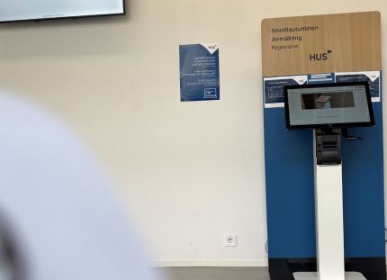 Ilmoittautumisautomaatti terveyskeskuksessa. Terveyden ja hyvinvoinnin laitos esittää, että Suomeen luodaan nykyistä vahvempi kansallinen toimija linjaamaan, mitkä sosiaali- ja terveydenhuollon palvelut kuuluvat julkiseen palveluvalikoimaan.