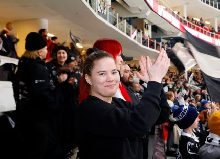 Marisa Heinonen jääkiekkokatsomossa.