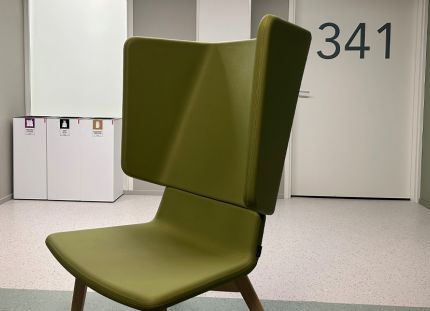 Terveyspalvelualan uusi sopimus sisältää palkankorotusten lisäksi työehtojen parannuksia. Lääkäriaseman odotustilassa tyhjä nojatuoli, taustalla vastaanottohuone.