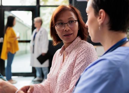 Hoitaja keskustelemassa potilaan kanssa.