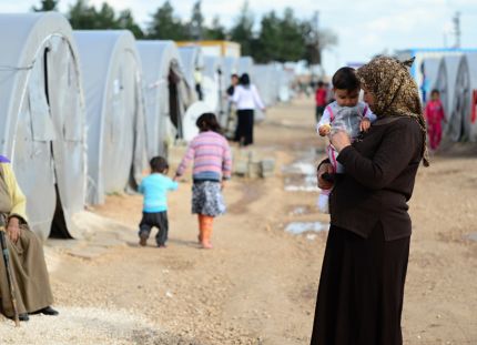 Nainen pakolaisleirillä pitää pientä lasta sylissään. Seksuaaliväkivalta oli turvapaikanhakijanaisilla suurin mielenterveyttä uhkaava riski