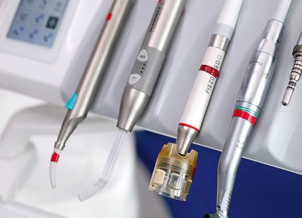 Suuhygienistin ja hammaslääkärin työvälineitä. Uusi työehtosopimus korottaa kuukausipalkkoja ja taulukkopalkkoja jo toukokuussa 2,2 prosenttia.